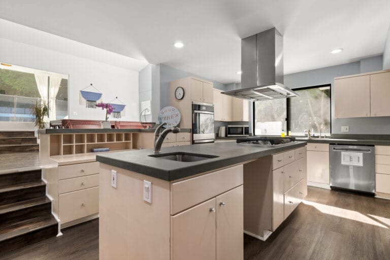 Amigo Kitchen & Pool Table